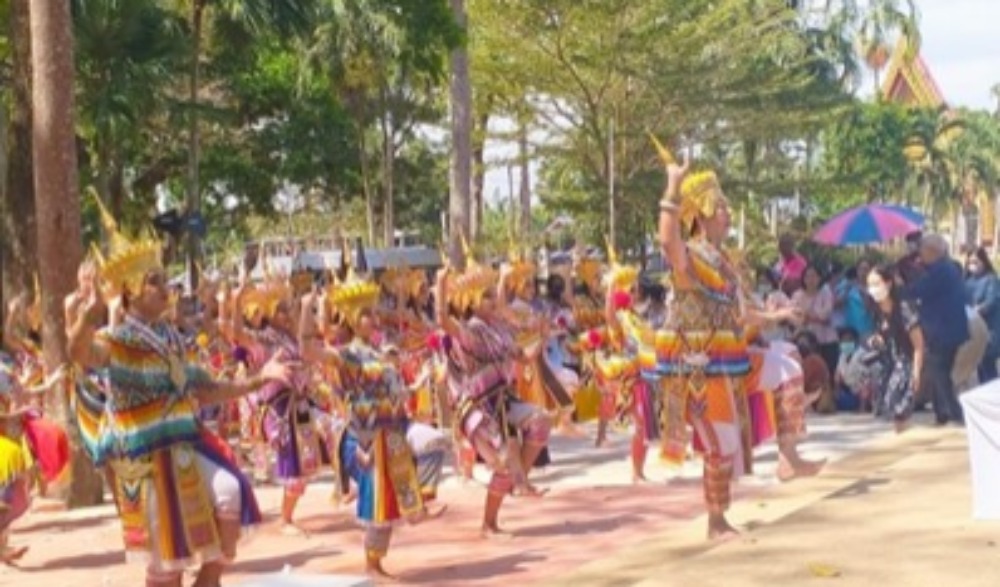 โครงการส่งเสริมสนับสนุนการอนุรักษ์ฟื้นฟูขนบธรรมเนียมประเพณีวัฒนธรรมท้องถิ่น ของสำนักงาน                              วัฒนธรรมจังหวัดพัทลุง กิจกรรมถ่ายทอดองค์ความรู้การทำเทริด การร้อยลูกปัดโนรา