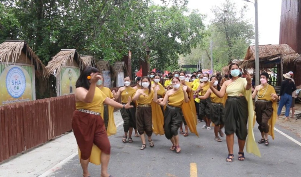งานมหาสงกรานต์บ้านระจัน “สรงน้ำ หลวงปู่ธรรมโชติ เสริมมงคล รดน้ำปู่ย่าวีรชน ชนะจน ชนะภัย”