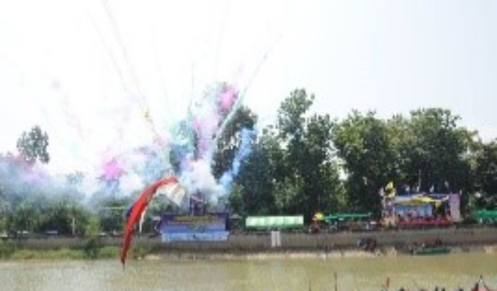 งานประพณีตักบาตรเทโวโรหณะ และแข่งเรือพาย ประจำปี