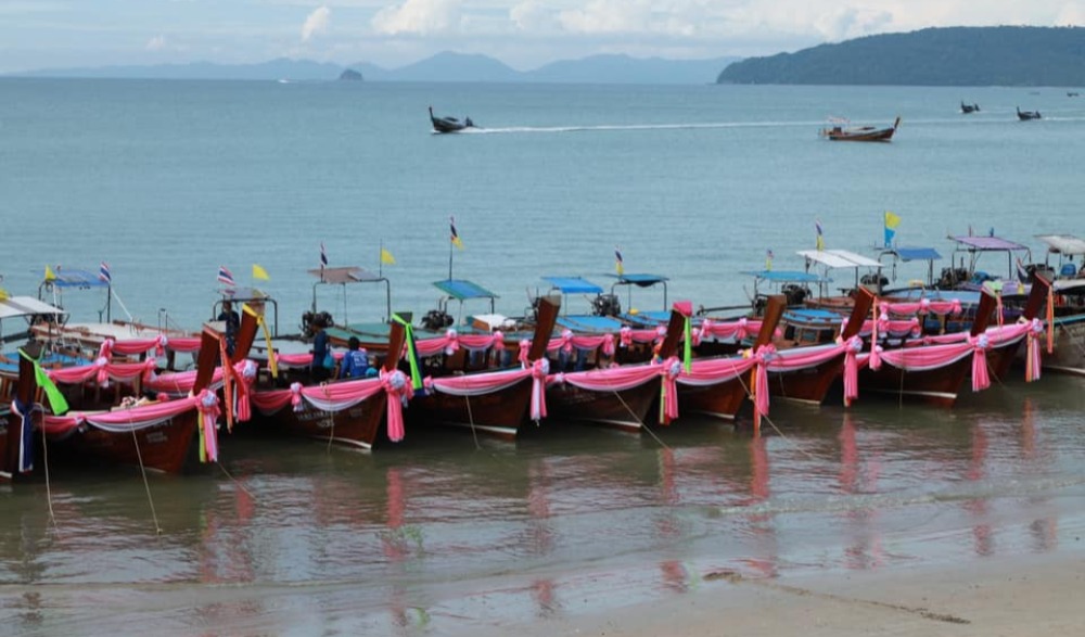 พิธีผูกผ้าเรือหัวโทงเปิดฤดูกาลท่องเที่ยวอ่าวนางและจังหวัดกระบี่ประจำปี 2565