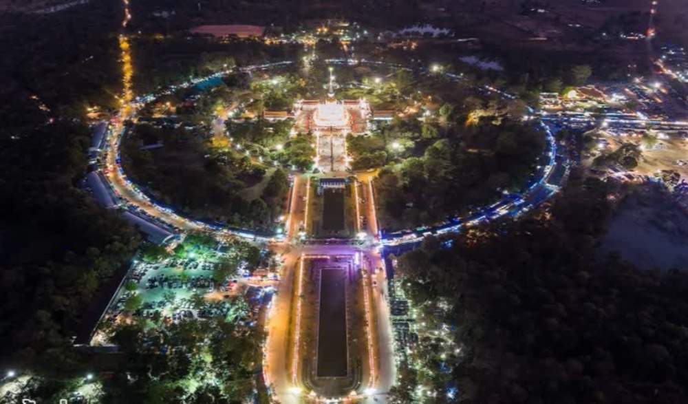 นมัสการพระบรมธาตุนาดูน