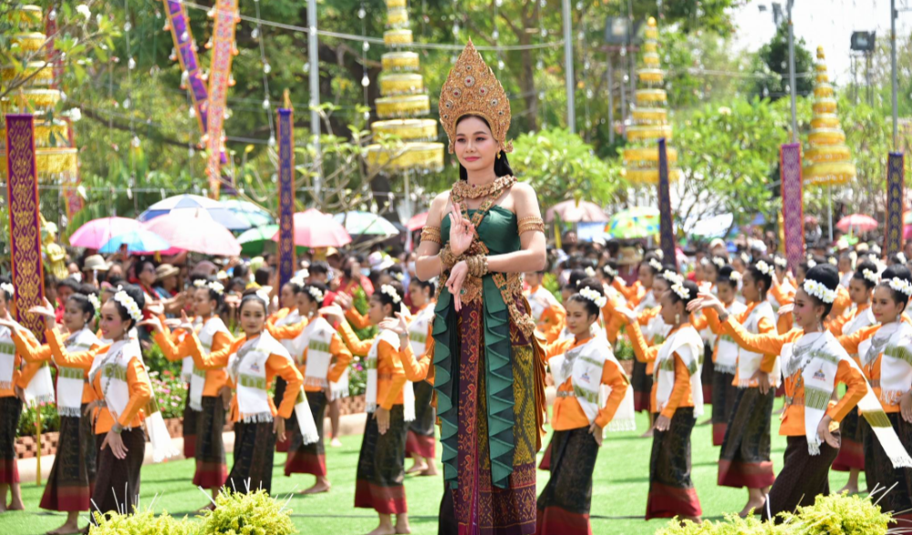 นมัสการพระบรมธาตุนาดูน