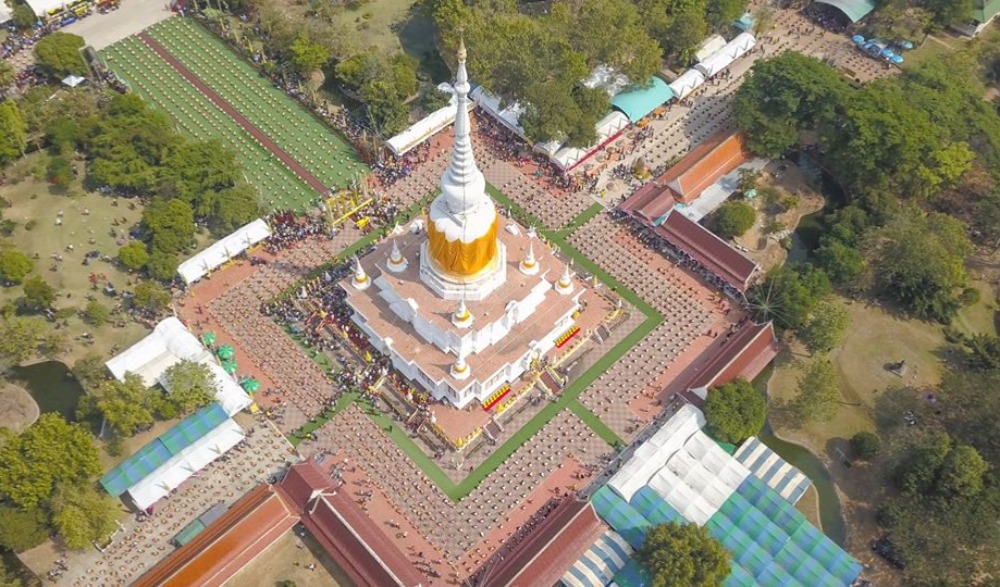 นมัสการพระบรมธาตุนาดูน