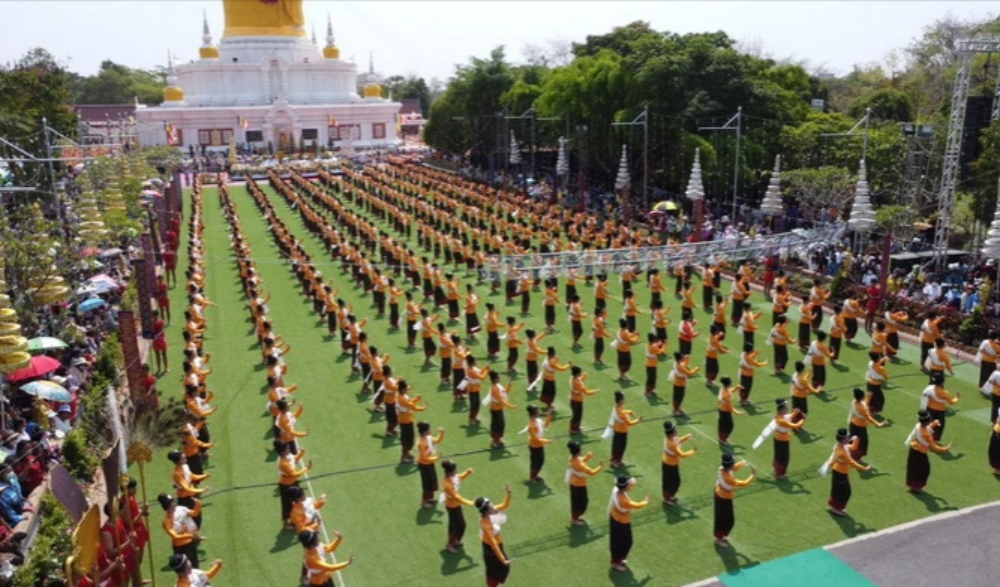 นมัสการพระบรมธาตุนาดูน