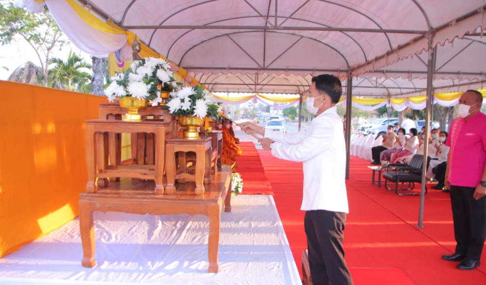 ทำบุญตักบาตร เนื่องในเทศกาลวันขึ้นปีใหม่