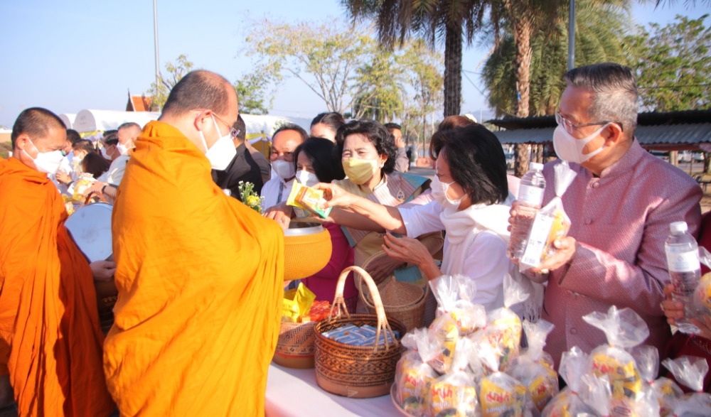 ทำบุญตักบาตร เนื่องในเทศกาลวันขึ้นปีใหม่