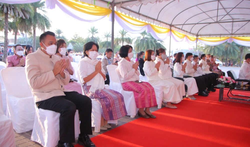 ทำบุญตักบาตร เนื่องในเทศกาลวันขึ้นปีใหม่