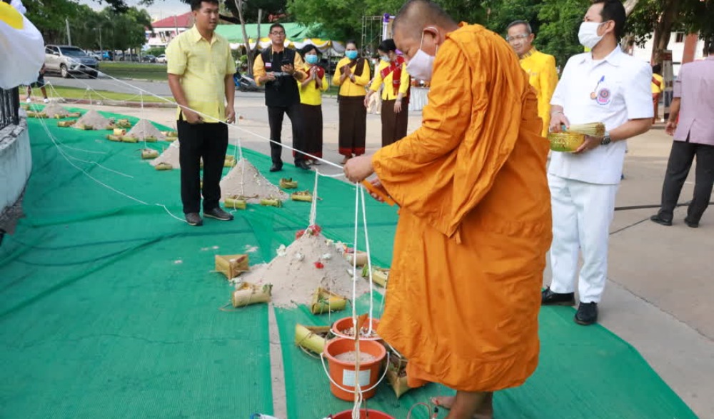 บุญประเพณี “บุญซำฮะ ซำฮะกาย ซำฮะใจ ปัดรังควานพรมน้ำพระพุทธมนต์หว่านหิน ทราย 4 ทิศ