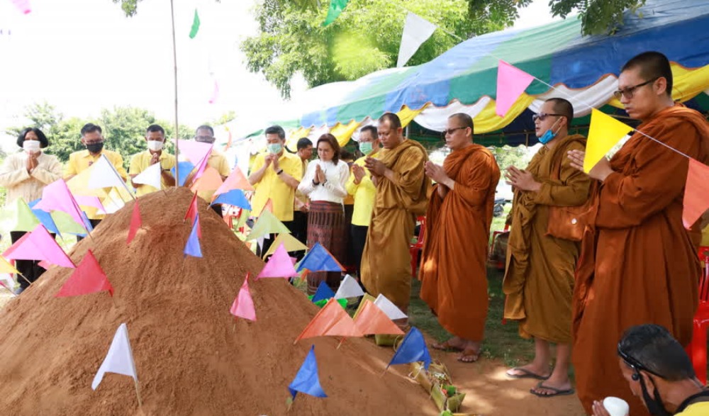 บุญประเพณี “บุญซำฮะ ซำฮะกาย ซำฮะใจ ปัดรังควานพรมน้ำพระพุทธมนต์หว่านหิน ทราย 4 ทิศ