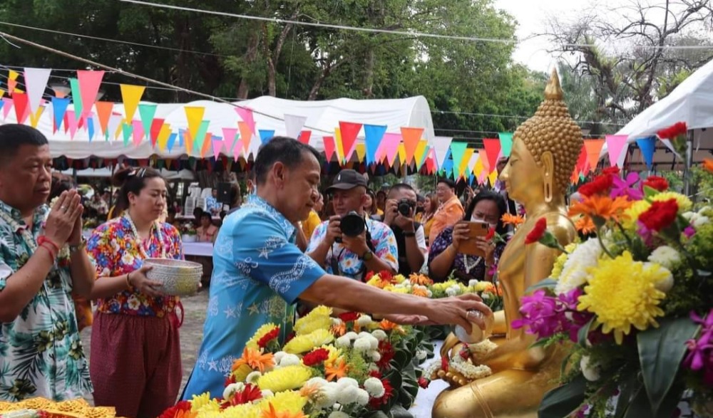 พิธีสรงน้ำพระพุทธสิหิงค์ รดน้ำดำหัวขอพรผู้สูงอายุสืบสานประเพณีสงกรานต์