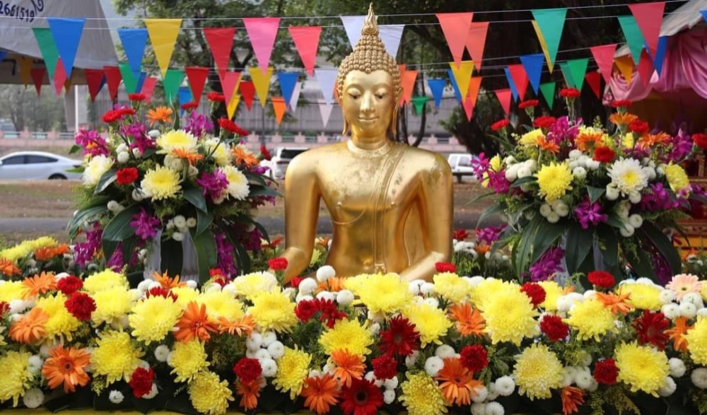 พิธีสรงน้ำพระพุทธสิหิงค์ รดน้ำดำหัวขอพรผู้สูงอายุสืบสานประเพณีสงกรานต์