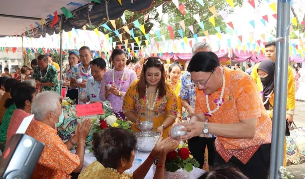 พิธีสรงน้ำพระพุทธสิหิงค์ รดน้ำดำหัวขอพรผู้สูงอายุสืบสานประเพณีสงกรานต์