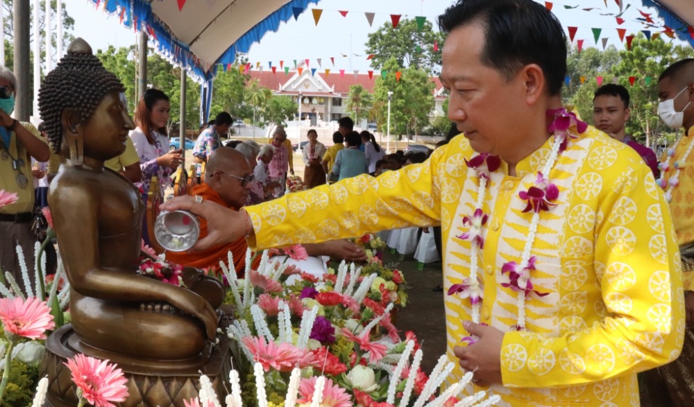 สืบสานประเพณีสงกรานต์ ภายใต้แนวคิด “สืบสานสงกรานต์วิถีไทย ร่วมสานใจ สู่สากล”  กิจกรรมรดน้ำขอพรผู้มีคุณูปการของจังหวัดกระบี่