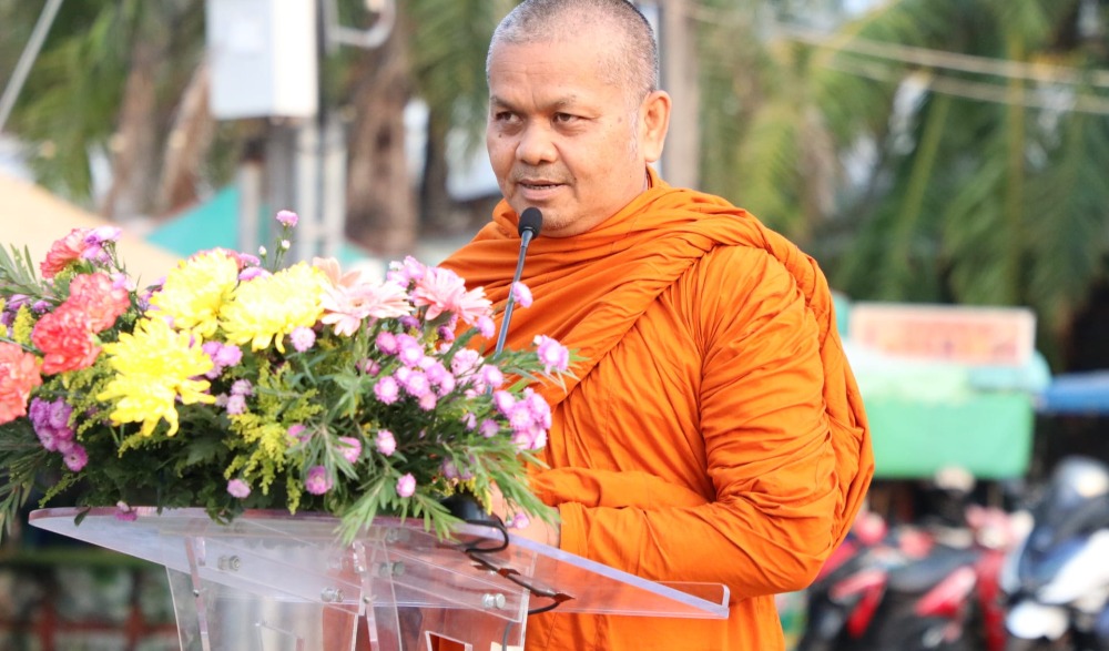 พิธีทำบุญตักบาตรข้าวสารอาหารแห้งแด่พระภิกษุสงฆ์ สามเณร จังหวัดกระบี่ เพื่อความเป็นสิริมงคลเนื่องในวันสงกรานต์ หรือวันขึ้นปีใหม่ไทย