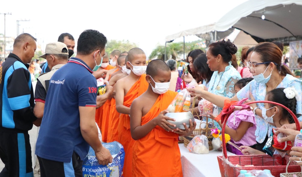 พิธีทำบุญตักบาตรข้าวสารอาหารแห้งแด่พระภิกษุสงฆ์ สามเณร จังหวัดกระบี่ เพื่อความเป็นสิริมงคลเนื่องในวันสงกรานต์ หรือวันขึ้นปีใหม่ไทย