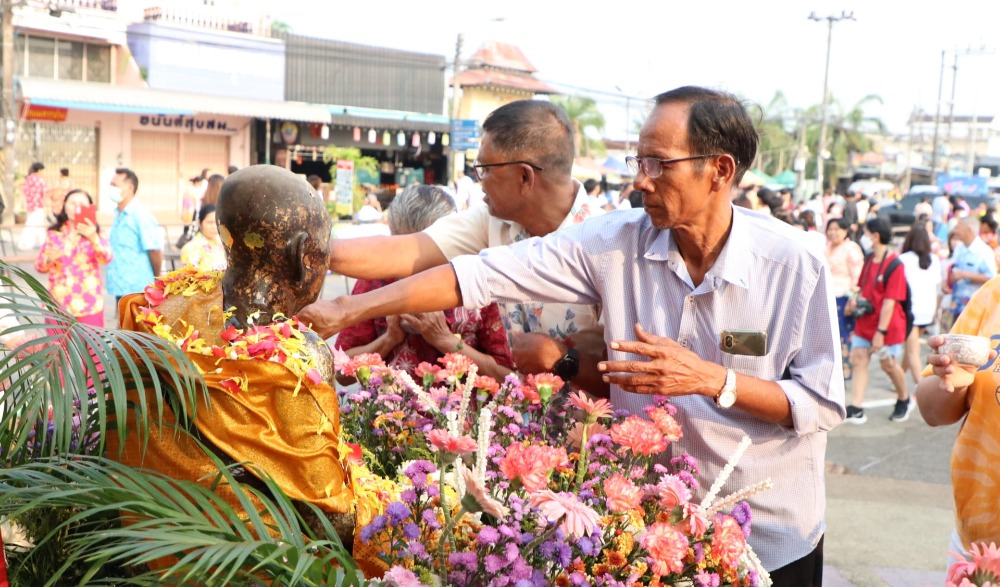 พิธีทำบุญตักบาตรข้าวสารอาหารแห้งแด่พระภิกษุสงฆ์ สามเณร จังหวัดกระบี่ เพื่อความเป็นสิริมงคลเนื่องในวันสงกรานต์ หรือวันขึ้นปีใหม่ไทย