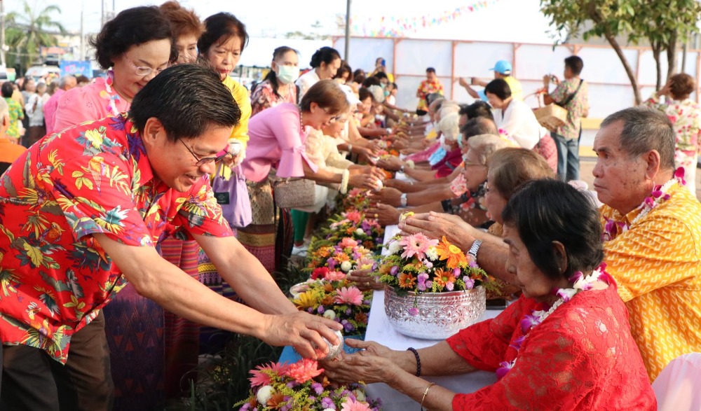 พิธีทำบุญตักบาตรข้าวสารอาหารแห้งแด่พระภิกษุสงฆ์ สามเณร จังหวัดกระบี่ เพื่อความเป็นสิริมงคลเนื่องในวันสงกรานต์ หรือวันขึ้นปีใหม่ไทย