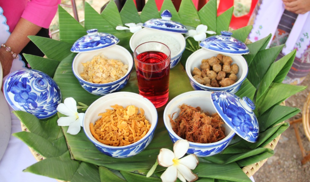 ประเพณี ถวายข้าวแช่ แห่หงส์ ธงตะขาบ ลำพูน