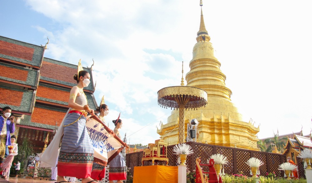 งานประเพณีสรงน้ำพระบรมธาตุหริภุญชัย ลำพูน