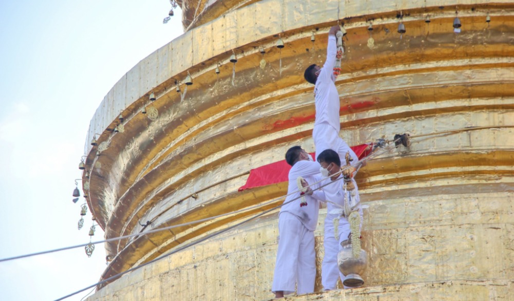 งานประเพณีสรงน้ำพระบรมธาตุหริภุญชัย ลำพูน