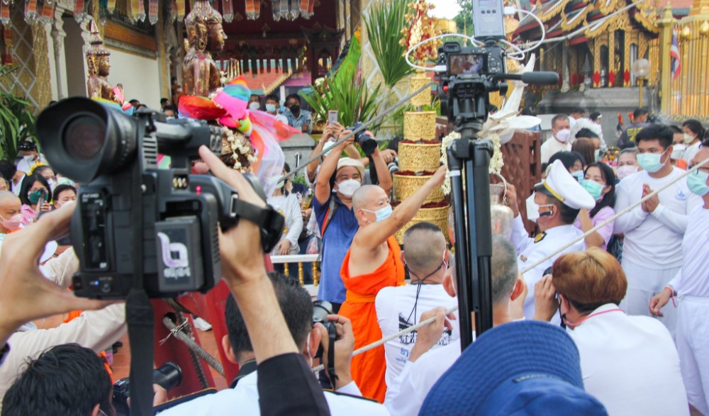 งานประเพณีสรงน้ำพระบรมธาตุหริภุญชัย ลำพูน