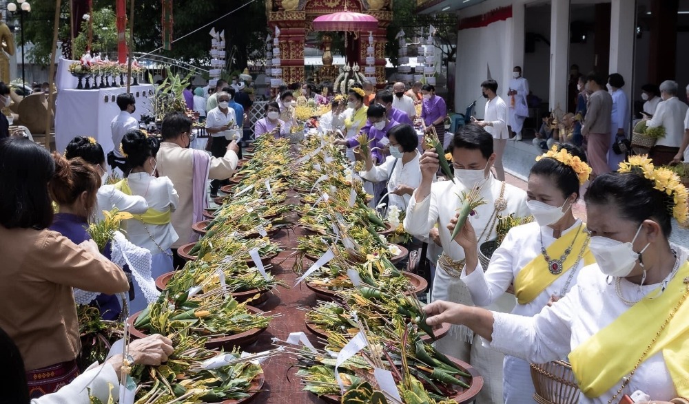 ประเพณี “เดือนแปดเข้า เดือนเก้าออก ใส่ขันดอกวัดกลางเวียง”