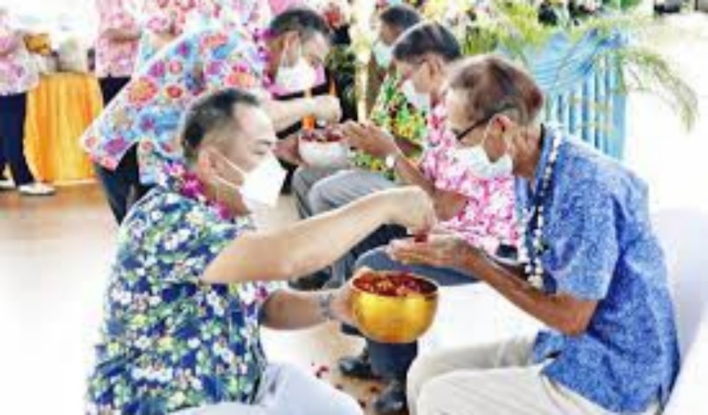 โครงการประเพณีสงกรานต์และรดน้ำดำหัวผู้สูงอายุ