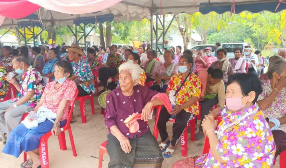 โครงการประเพณีสงกรานต์และรดน้ำดำหัวผู้สูงอายุ