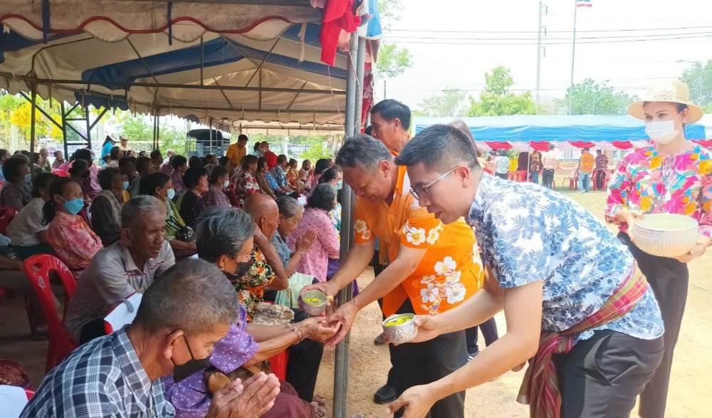 โครงการประเพณีสงกรานต์และรดน้ำดำหัวผู้สูงอายุ