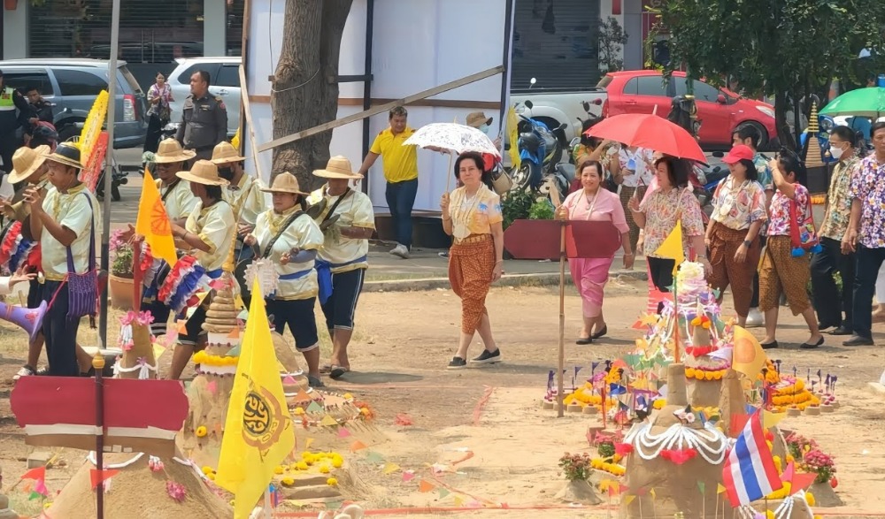 โครงการประเพณีสงกรานต์และรดน้ำดำหัวผู้สูงอายุ
