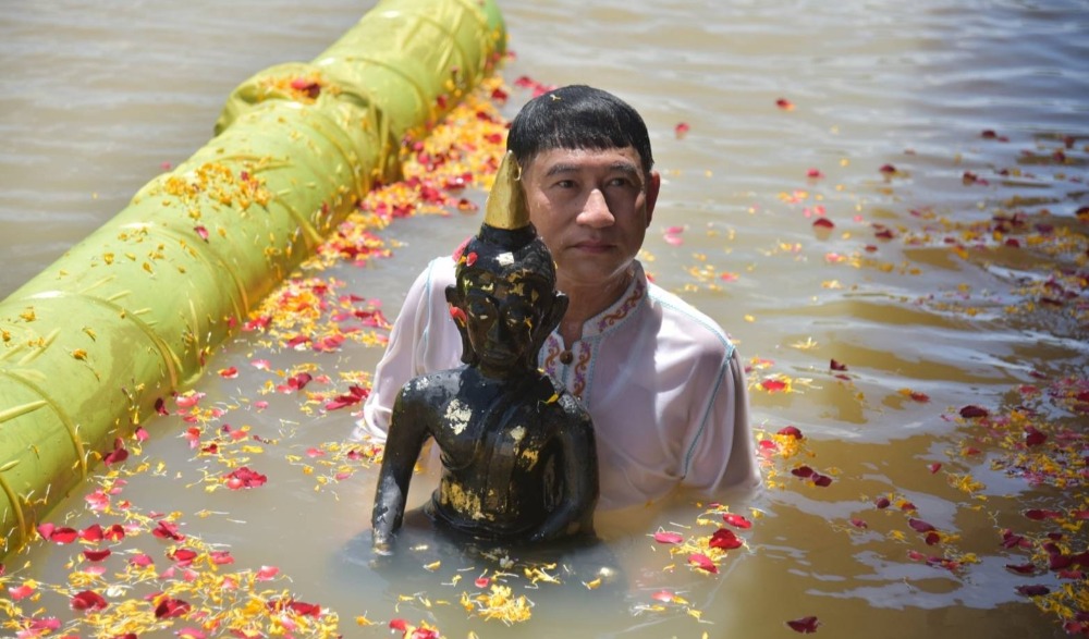 ประเพณีอุ้มพระดำน้ำ