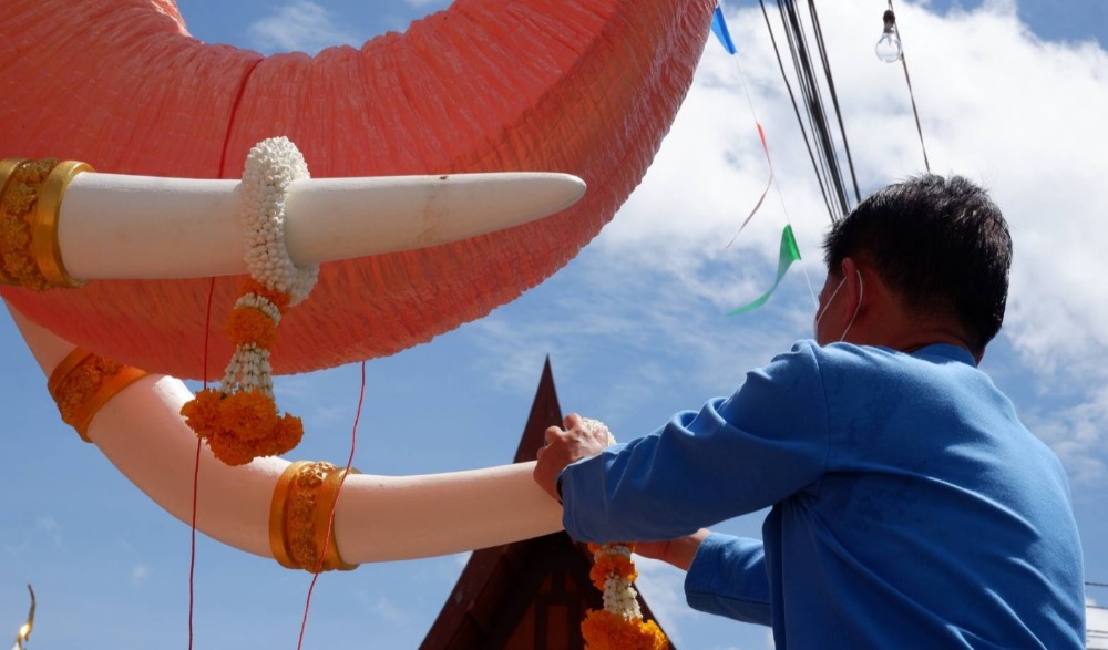 ประเพณีอุ้มพระดำน้ำ