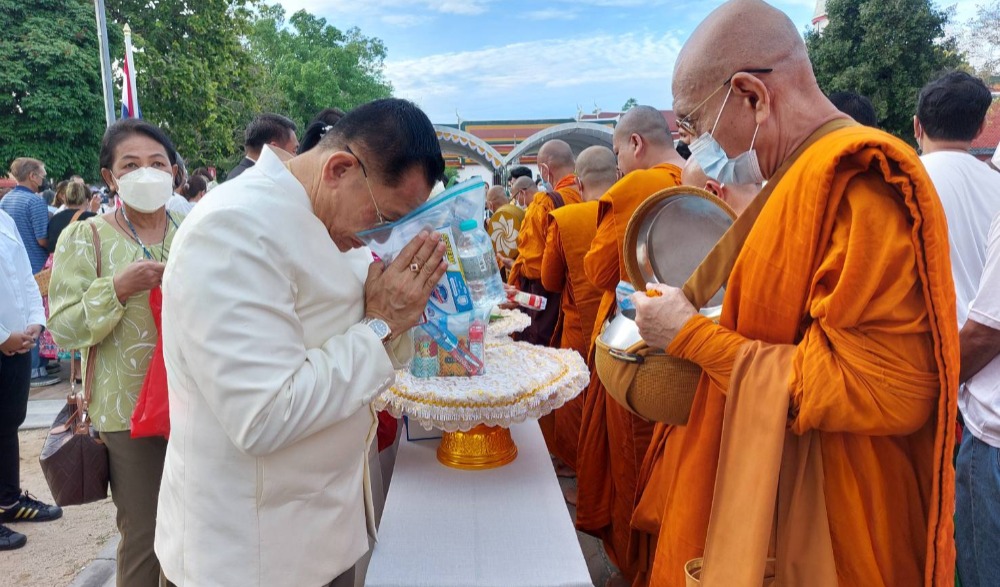 ประเพณีตักบาตรเทโว