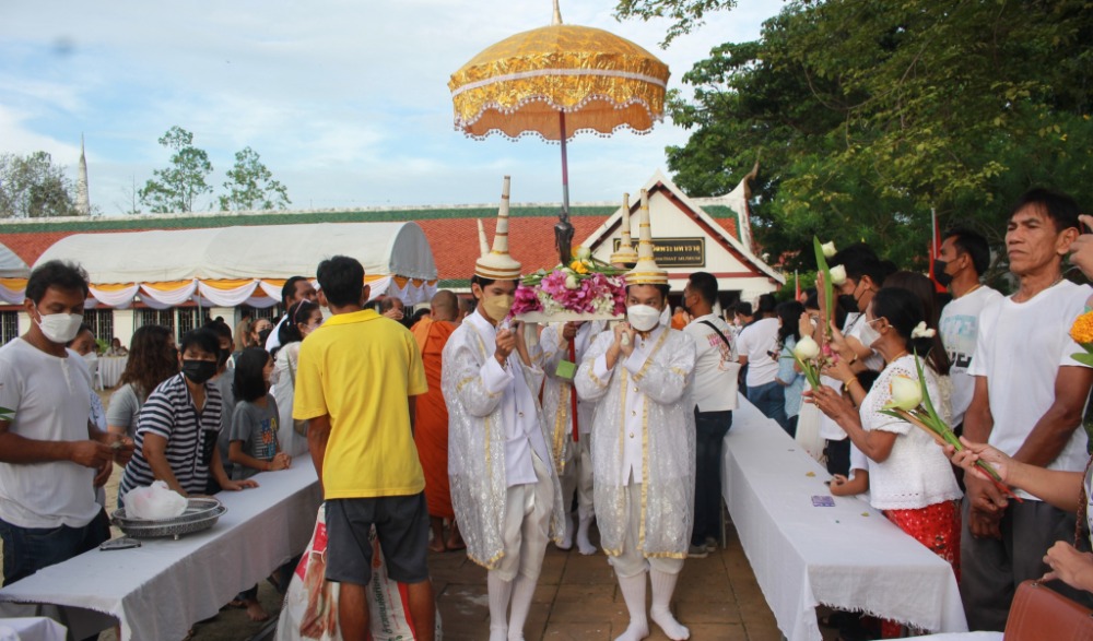 ประเพณีตักบาตรเทโว