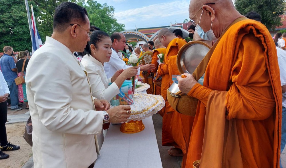 ประเพณีตักบาตรเทโว
