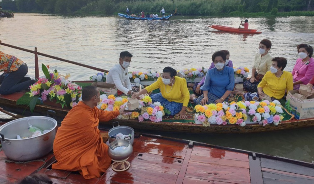 ประเพณีตักบาตรกลางน้ำ