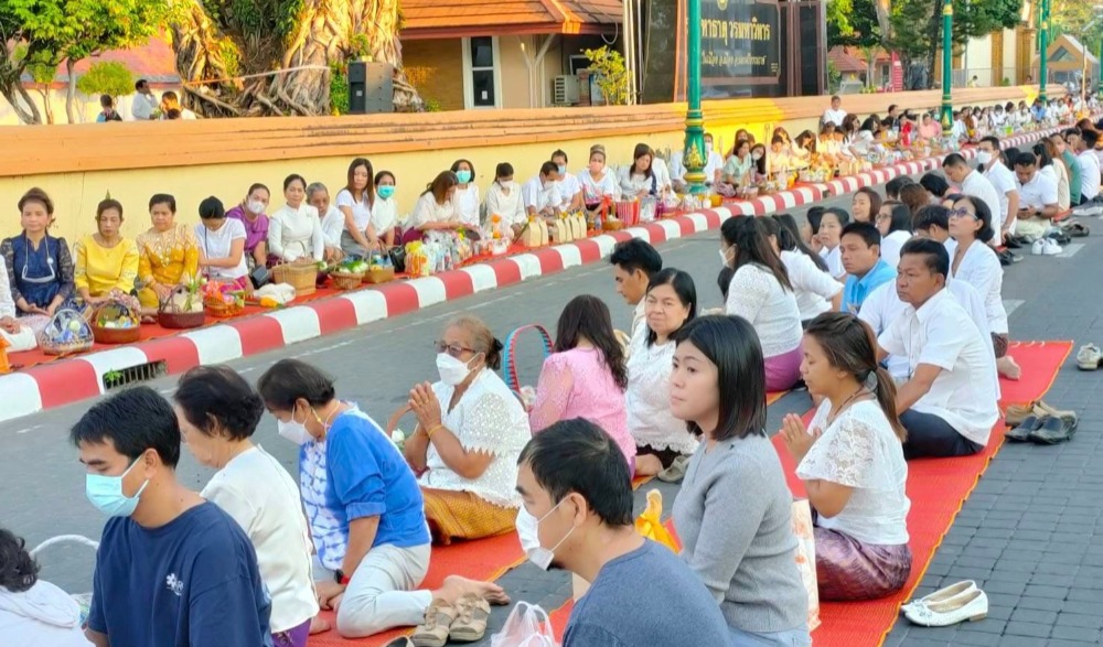 ตักบาตรวันอาทิตย์