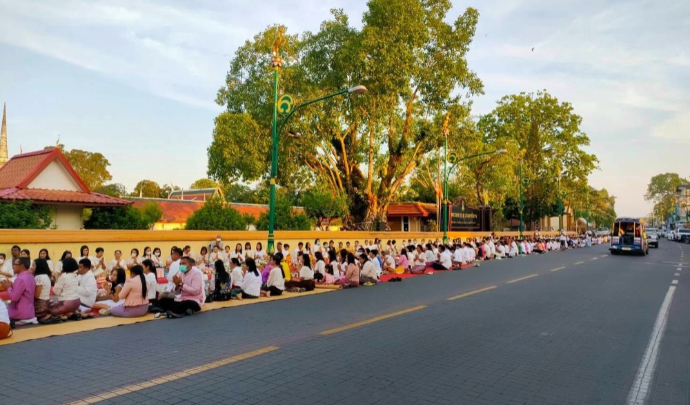 ตักบาตรวันอาทิตย์
