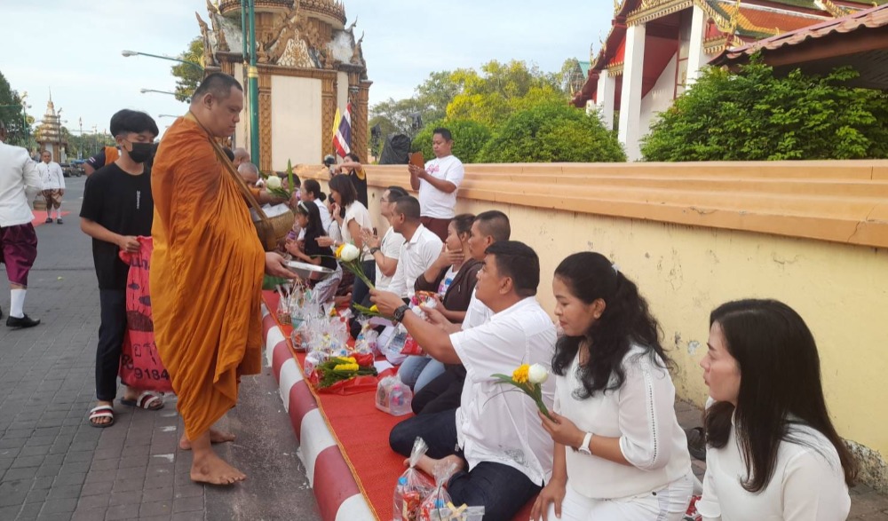 ตักบาตรวันอาทิตย์