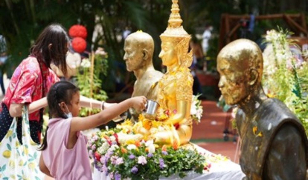 ประเพณีสรงน้ำพระพุทธรูปทองคำวัดท่าขนุน