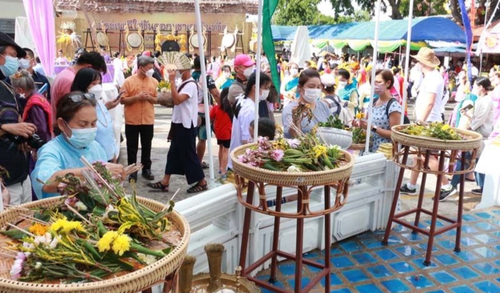 ประเพณีใส่ขันดอกอินทขิล