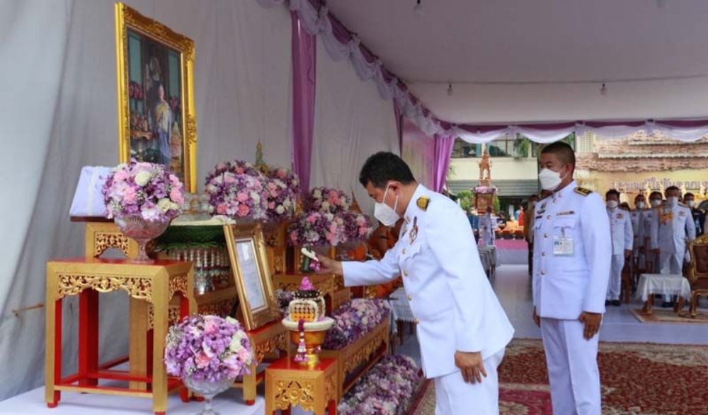 ประเพณีใส่ขันดอกอินทขิล