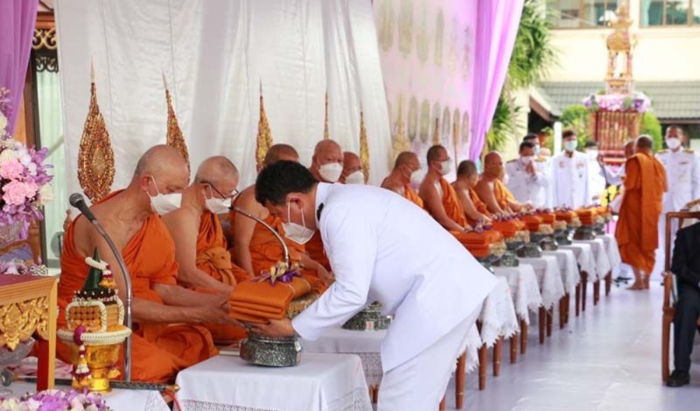 ประเพณีใส่ขันดอกอินทขิล