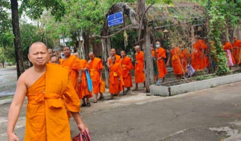 สลากภัตย้อนยุคหาบไทยสำรับโบราณ สืบสานงานประเพณีวิถีคนดง วัดสำนักขุนเณร