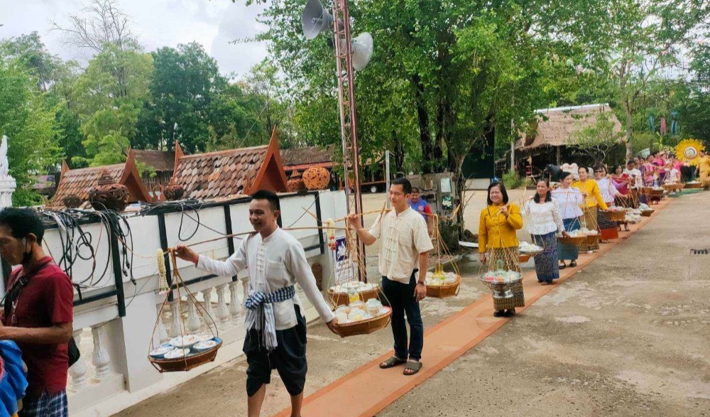 สลากภัตย้อนยุคหาบไทยสำรับโบราณ สืบสานงานประเพณีวิถีคนดง วัดสำนักขุนเณร