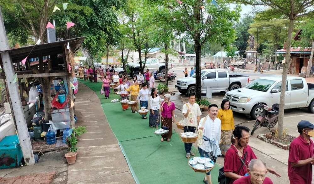 สลากภัตย้อนยุคหาบไทยสำรับโบราณ สืบสานงานประเพณีวิถีคนดง วัดสำนักขุนเณร