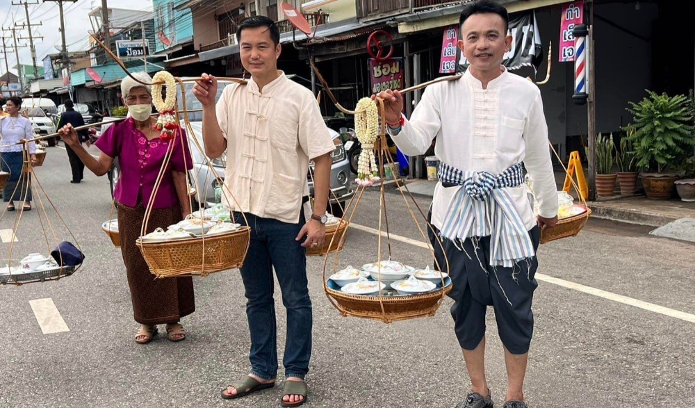 สลากภัตย้อนยุคหาบไทยสำรับโบราณ สืบสานงานประเพณีวิถีคนดง วัดสำนักขุนเณร
