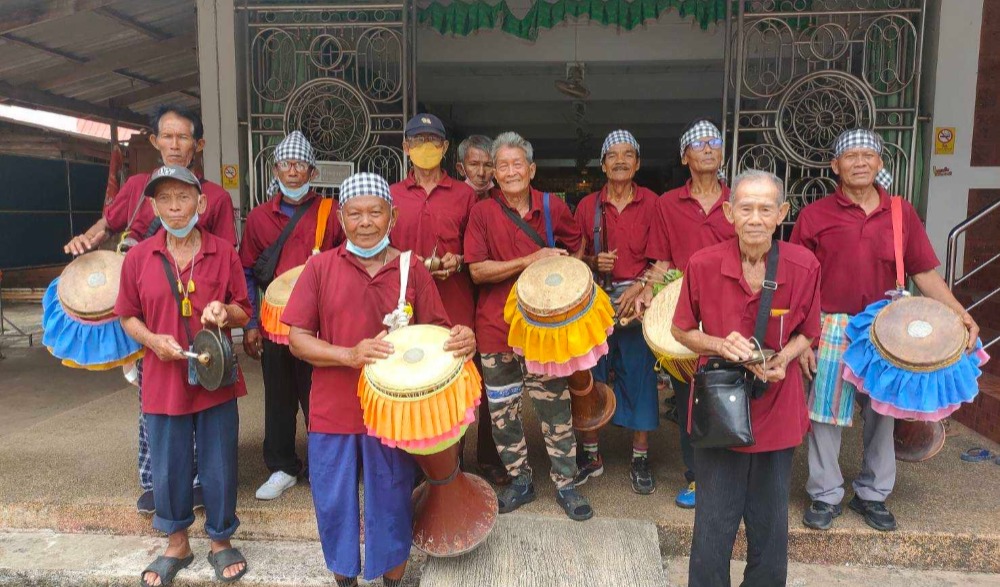 สลากภัตย้อนยุคหาบไทยสำรับโบราณ สืบสานงานประเพณีวิถีคนดง วัดสำนักขุนเณร