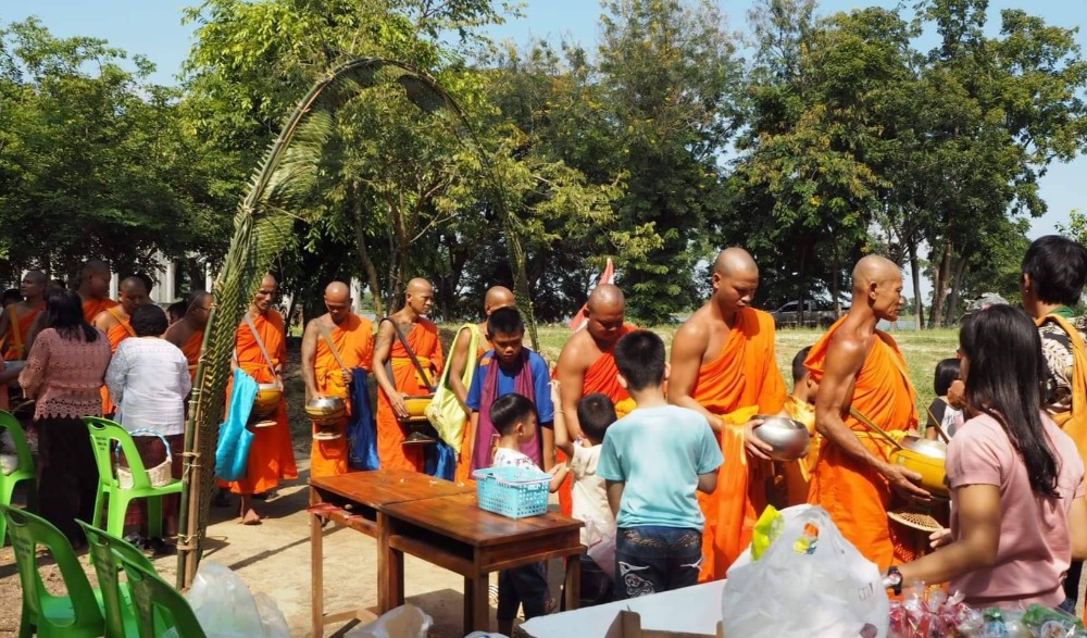 ประเพณีตักบาตรเทโวโรหณะและสังฆทานพระมาลัย