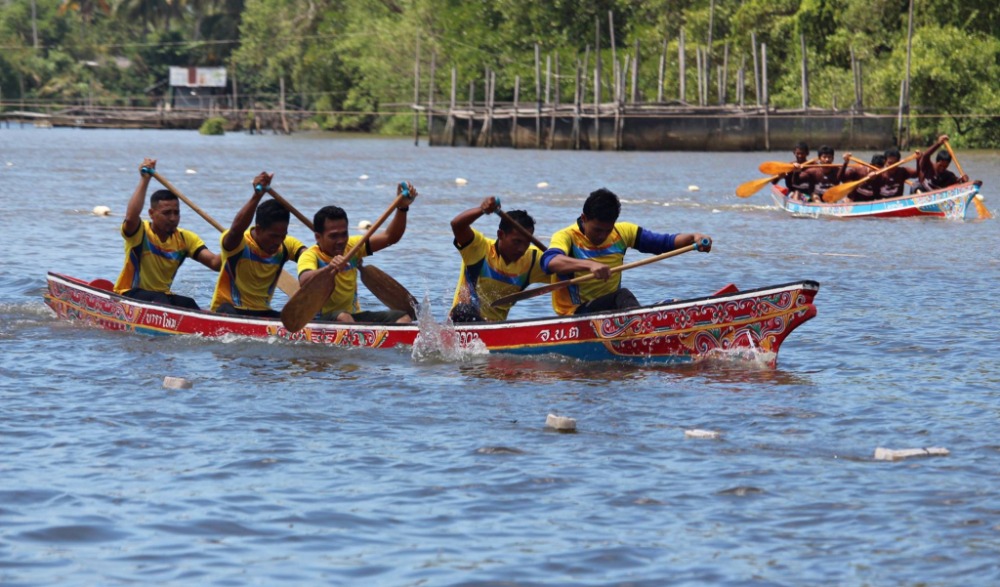 ประเพณีการแข่งเรือยอกอง